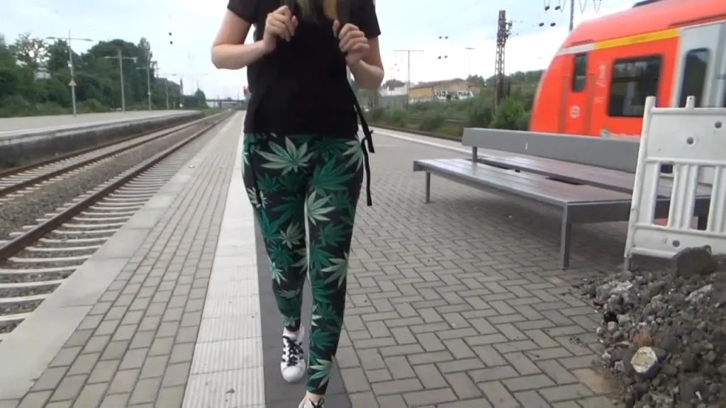 sexy foto nr. 1 von Vor der Uni!!! Kranke S-Bahnfahrt* Blasen+Cumshot*