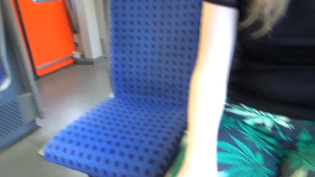 sexy foto nr. 2 von Vor der Uni!!! Kranke S-Bahnfahrt* Blasen+Cumshot*
