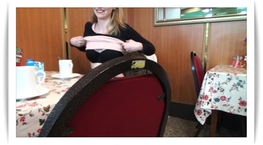 Blankgezogen mitten im Cafe