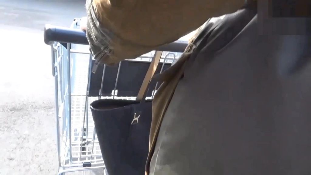 sexy foto nr. 3 von DREIST!!! Teen pisst in deinen Einkaufswagen