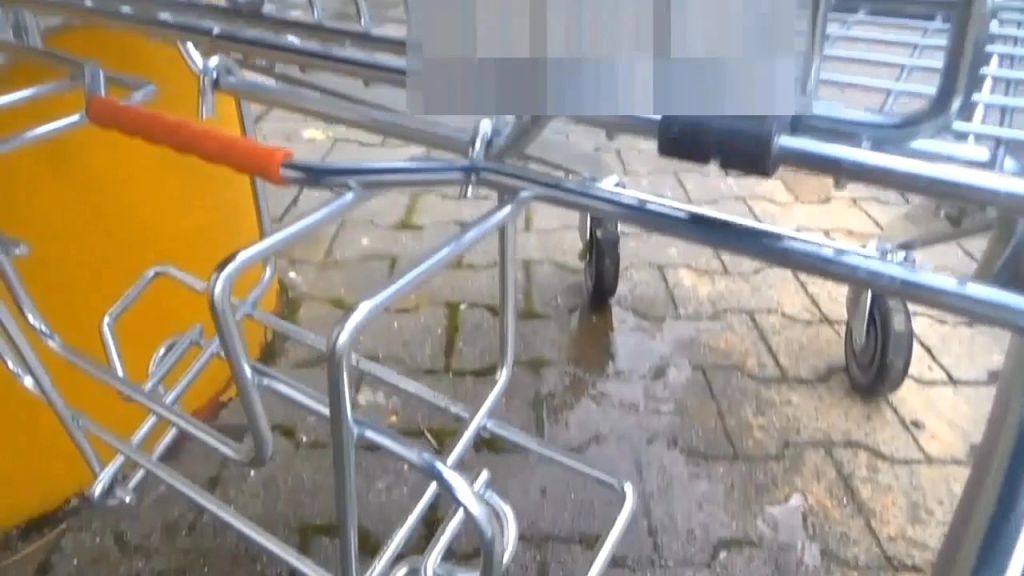 sexy foto nr. 5 von DREIST!!! Teen pisst in deinen Einkaufswagen