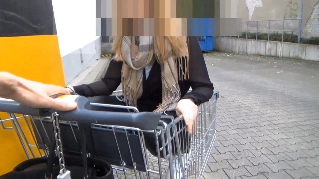 sexy foto nr. 6 von DREIST!!! Teen pisst in deinen Einkaufswagen