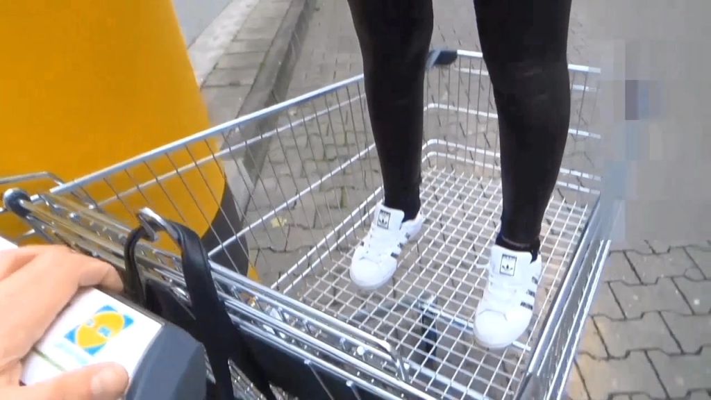sexy foto nr. 8 von DREIST!!! Teen pisst in deinen Einkaufswagen