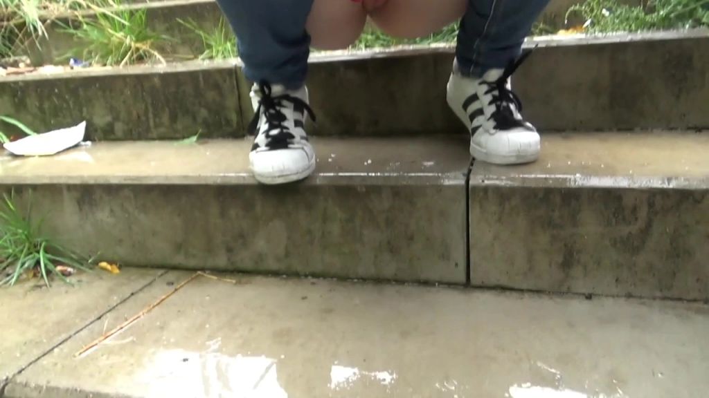 sexy foto nr. 5 von Einfach auf den Gehweg gepisst LoL