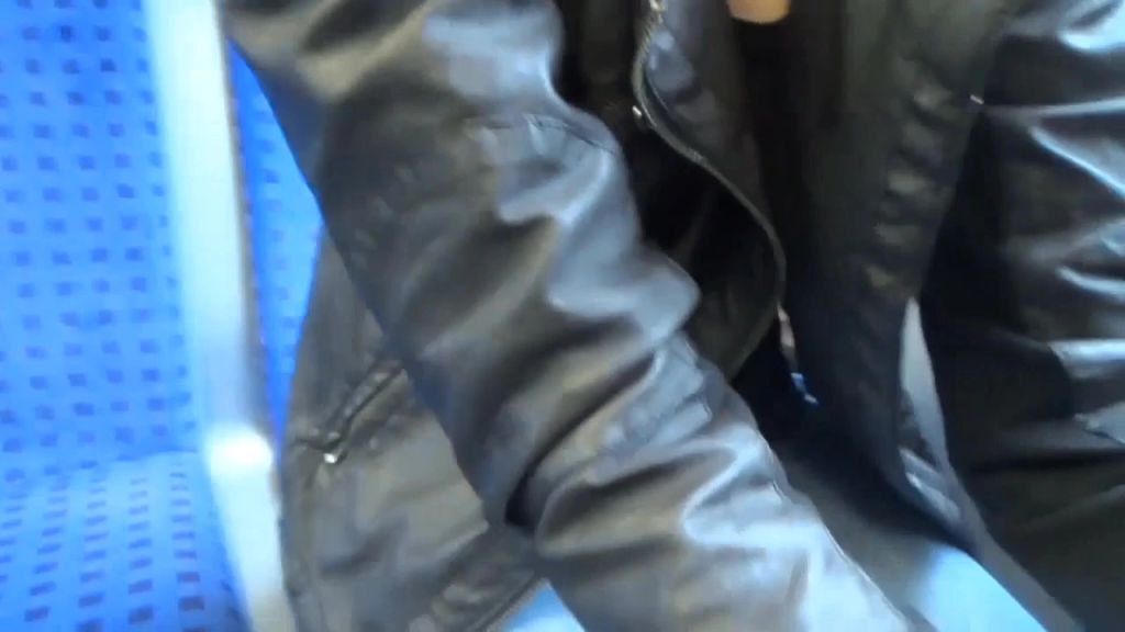 sexy foto nr. 3 von Public-Spermawalk mitten in der S-Bahn!