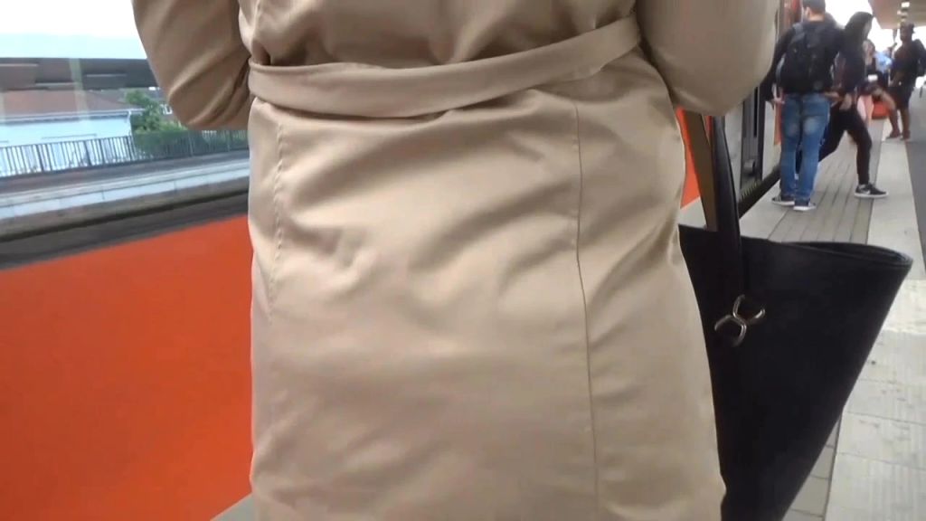 sexy foto nr. 2 von Versaute-Bahnfahrt**Öffentliche Schwanzmassage!