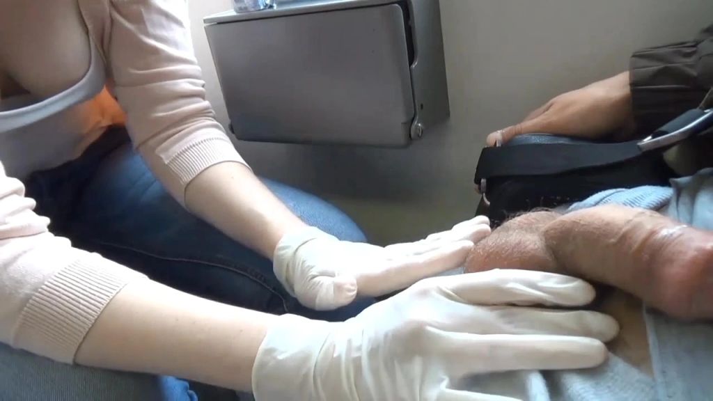 sexy foto nr. 6 von Versaute-Bahnfahrt**Öffentliche Schwanzmassage!