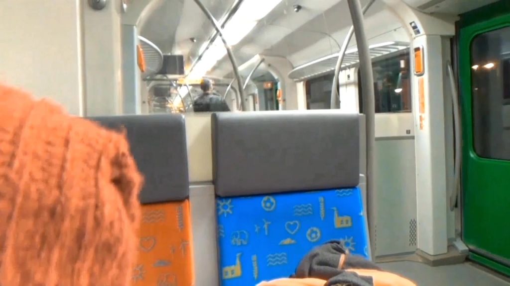 sexy foto nr. 2 von Megakrank!!! Vor der Uni*Creampie-Quicky in der S-Bahn