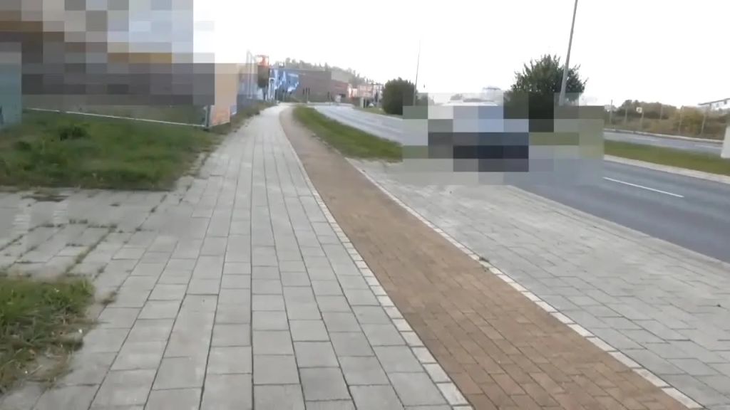 sexy foto nr. 1 von MEGAKRANK-SPERMA-LAUFSTEG an der Hauptstraße!