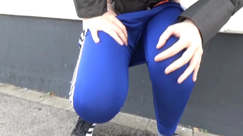 sexy foto nr. 5 von Rachepiss vorm BILLIG-Discounter!