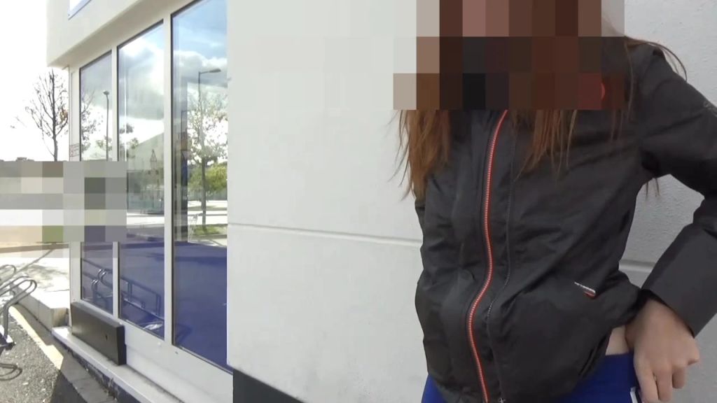 sexy foto nr. 7 von Rachepiss vorm BILLIG-Discounter!