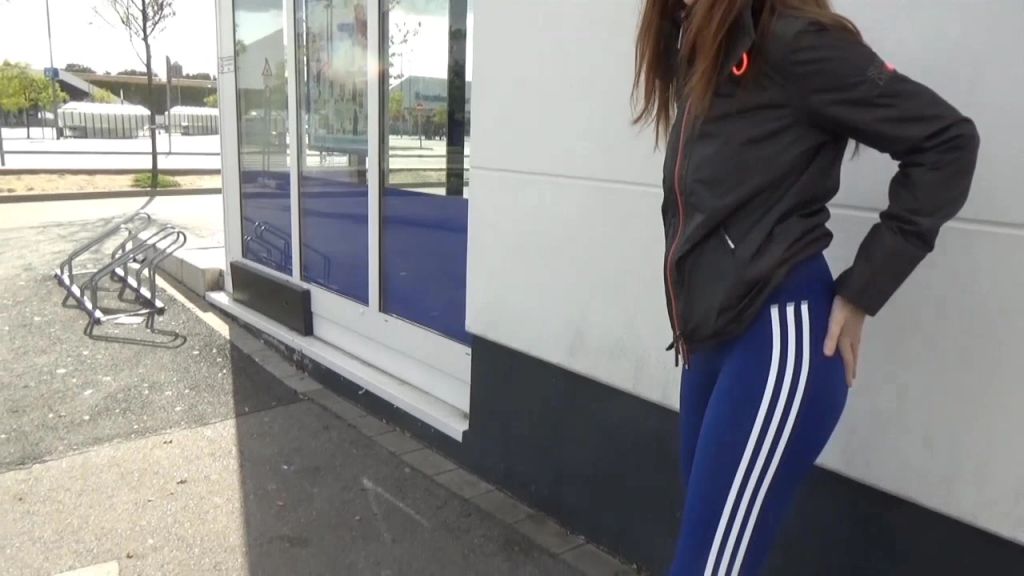 sexy foto nr. 8 von Rachepiss vorm BILLIG-Discounter!