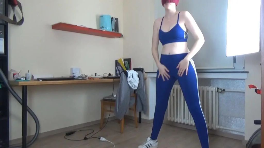 Fitnesstrainer dehnt mir meine Löcher**Stretchtraining extre