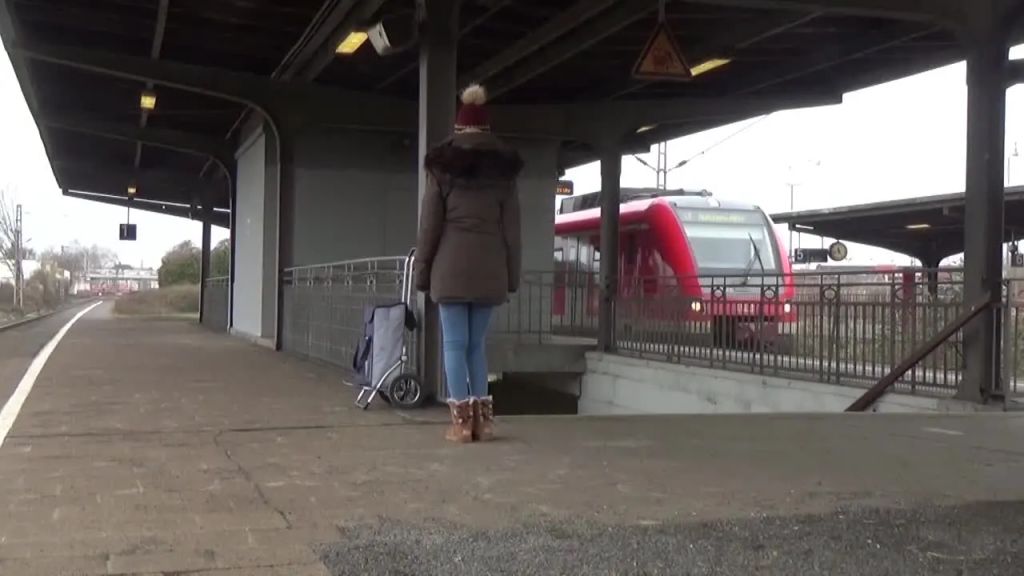 sexy foto nr. 1 von SEIN 1.Mal Nervöser Fahrgast mitten am Bahnsteig abgemolken