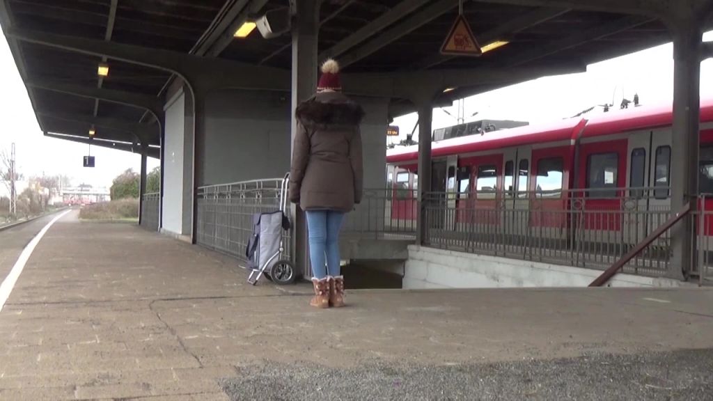 sexy foto nr. 2 von SEIN 1.Mal Nervöser Fahrgast mitten am Bahnsteig abgemolken