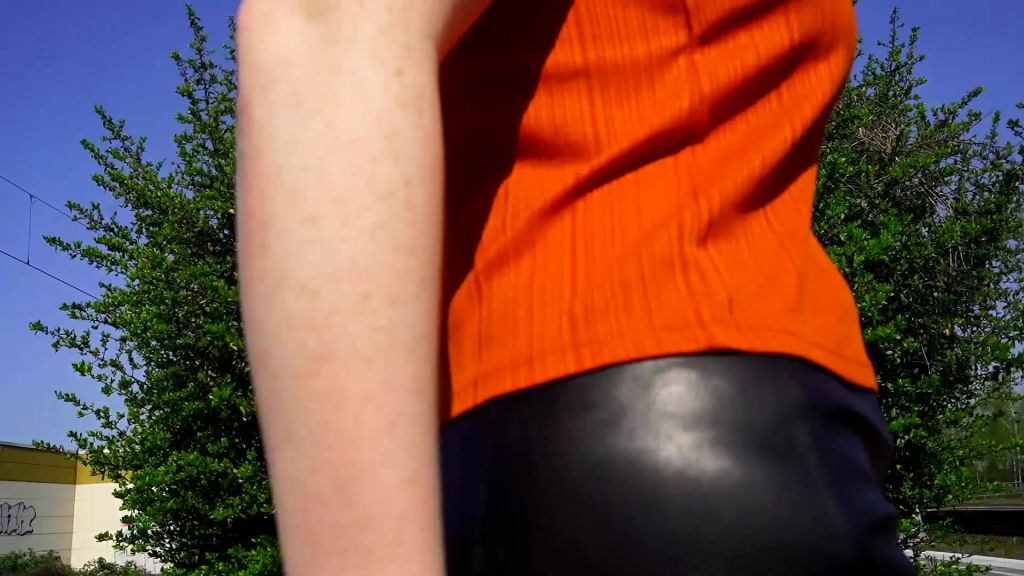 sexy foto nr. 2 von Public Teen-Lederarsch Besamungs Dirtytalk