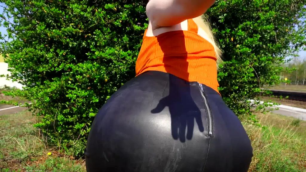 sexy foto nr. 7 von Public Teen-Lederarsch Besamungs Dirtytalk