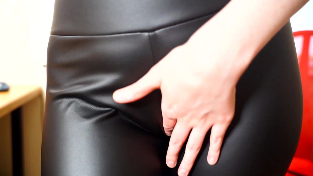 sexy foto nr. 2 von Spritz mir auf die Leder-Cameltoe-Fotze!!!!