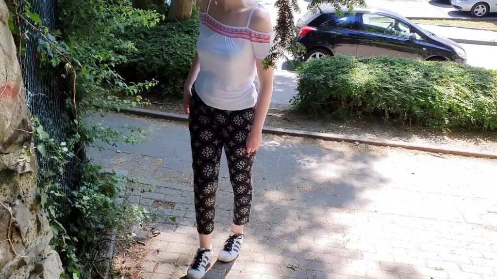 sexy foto nr. 2 von User FiCkDatE mitten an der Hauptsraße
