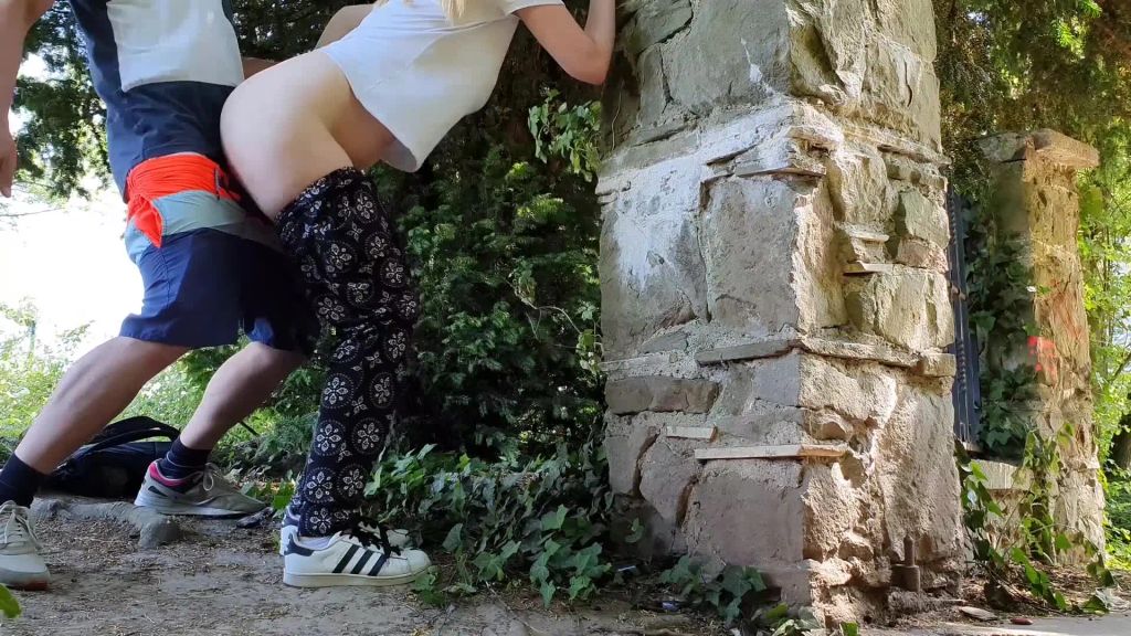 sexy foto nr. 9 von User FiCkDatE mitten an der Hauptsraße