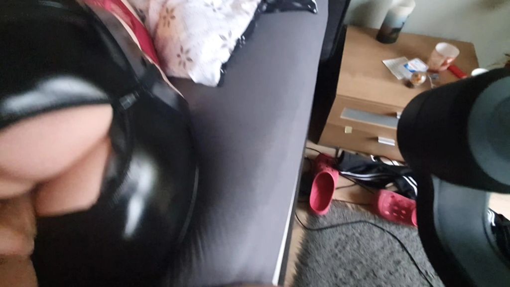 sexy foto nr. 8 von Als notgeile Lack Hobbyhure bestellt und besamt