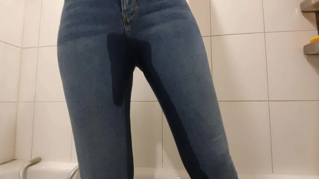 sexy foto nr. 6 von Jeanspiss Leck mir die Fotze nach dem pissen