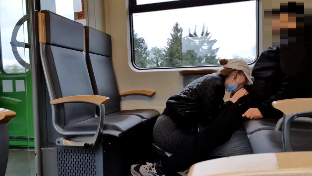 sexy foto nr. 3 von Megakrank! Schwanz in der S-Bahn zum explodieren gebracht