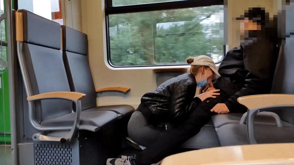 sexy foto nr. 4 von Megakrank! Schwanz in der S-Bahn zum explodieren gebracht