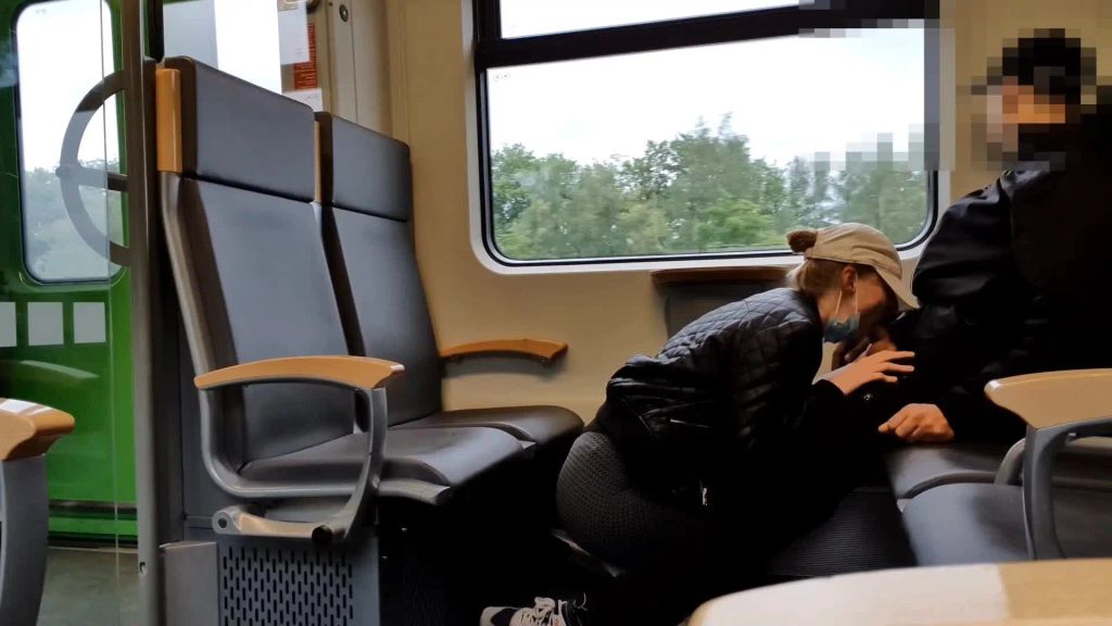 sexy foto nr. 5 von Megakrank! Schwanz in der S-Bahn zum explodieren gebracht