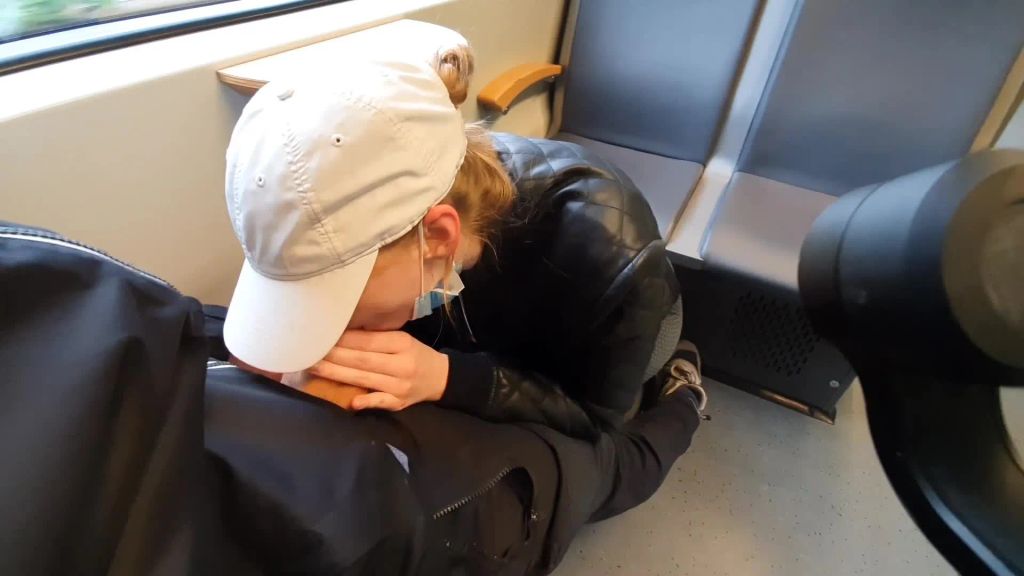 sexy foto nr. 8 von Megakrank! Schwanz  in der S-Bahn zum explodieren gebracht