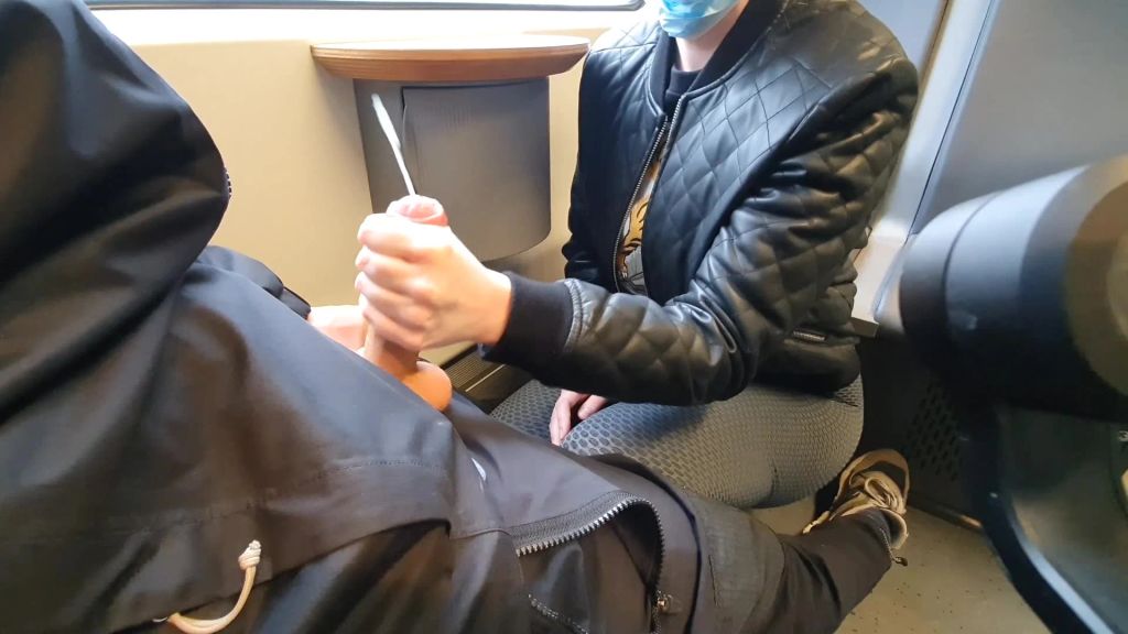 sexy foto nr. 10 von Megakrank! Schwanz  in der S-Bahn zum explodieren gebracht
