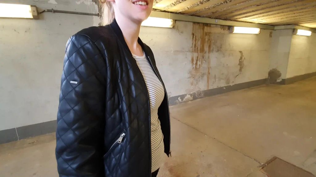 sexy foto nr. 1 von Teenyschlampe mitten am Bahnhof gefickt und angewixxt!!!