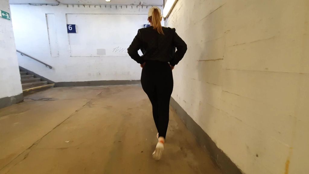 sexy foto nr. 2 von Teenyschlampe mitten am Bahnhof gefickt und angewixxt!!!