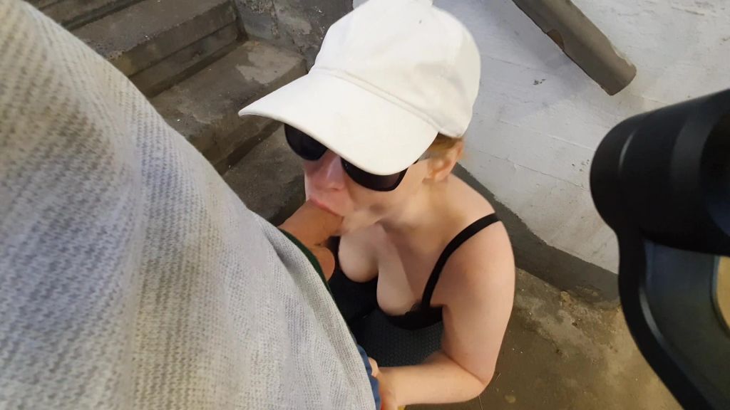 sexy foto nr. 3 von Vom Fahrgast als Spermatoilette am Bahnsteig benutzt