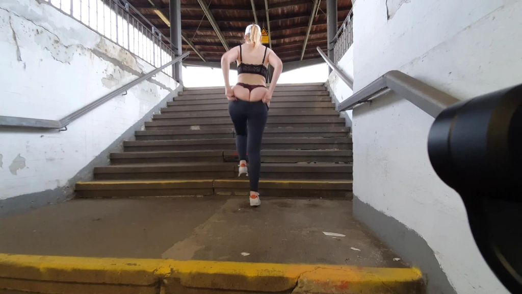 sexy foto nr. 4 von Vom Fahrgast als Spermatoilette am Bahnsteig benutzt