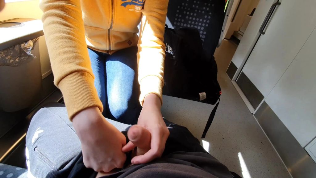 sexy foto nr. 3 von Speed Wichsen im Zug**Handjob vor Schwiegermutters Geburstag