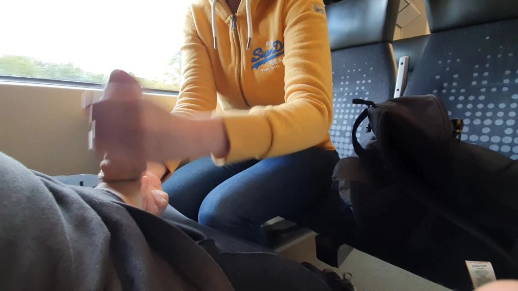 sexy foto nr. 9 von Speed Wichsen im Zug**Handjob vor Schwiegermutters Geburstag