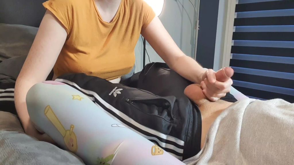 sexy foto nr. 1 von Stiefbruder beim wixxen geholfen