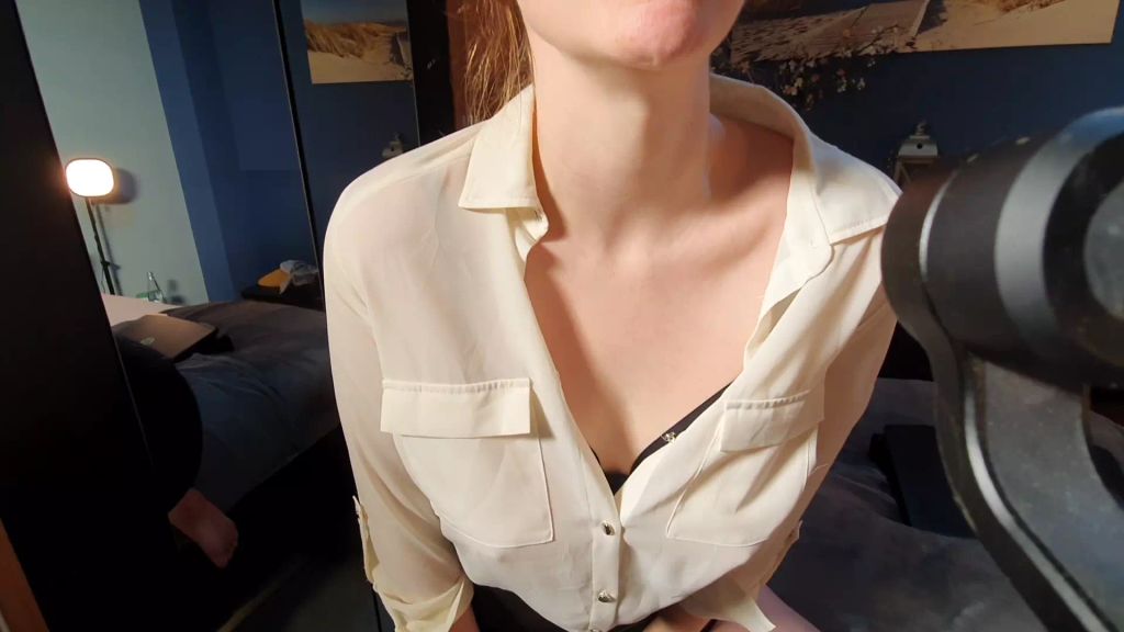 sexy foto nr. 2 von Notgeiles Firmenflittchen vernascht neuen Kollegen