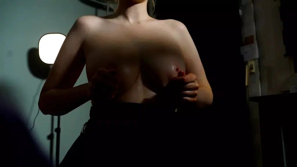 Handjob Königin melkt Uni Kumpel leer