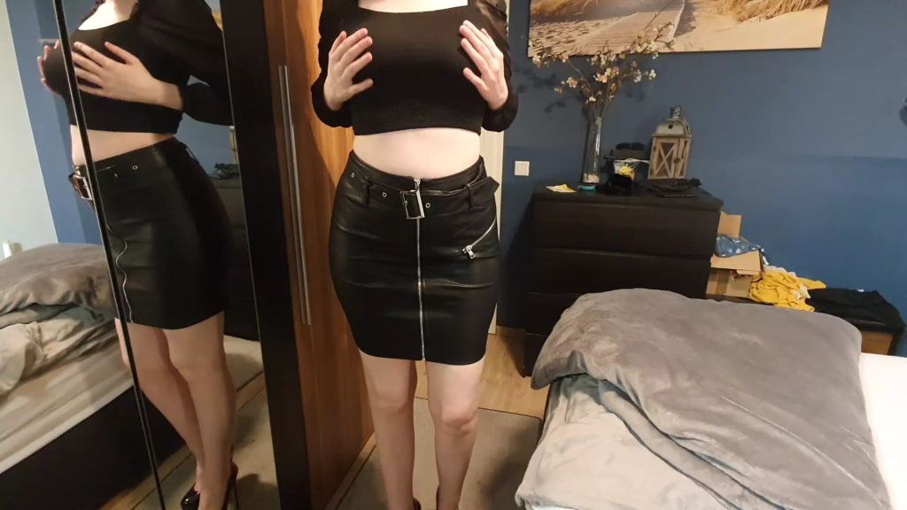 sexy foto nr. 1 von Büroflittchen wird vom Boss besamt!!!