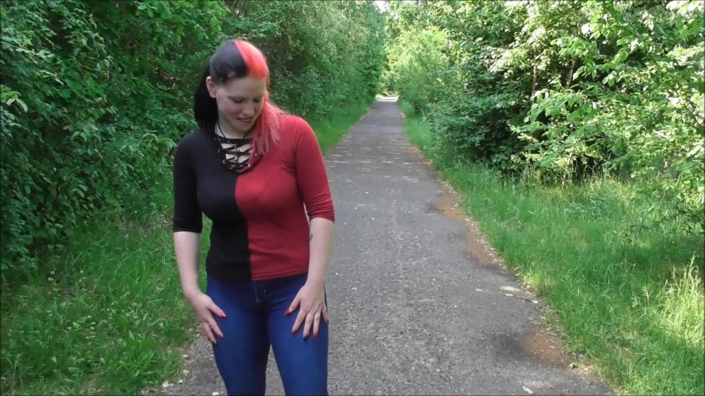 sexy foto nr. 3 von Erstes Outdoor-Video: Der Pisswalk