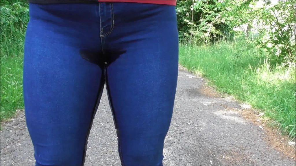 sexy foto nr. 4 von Erstes Outdoor-Video: Der Pisswalk