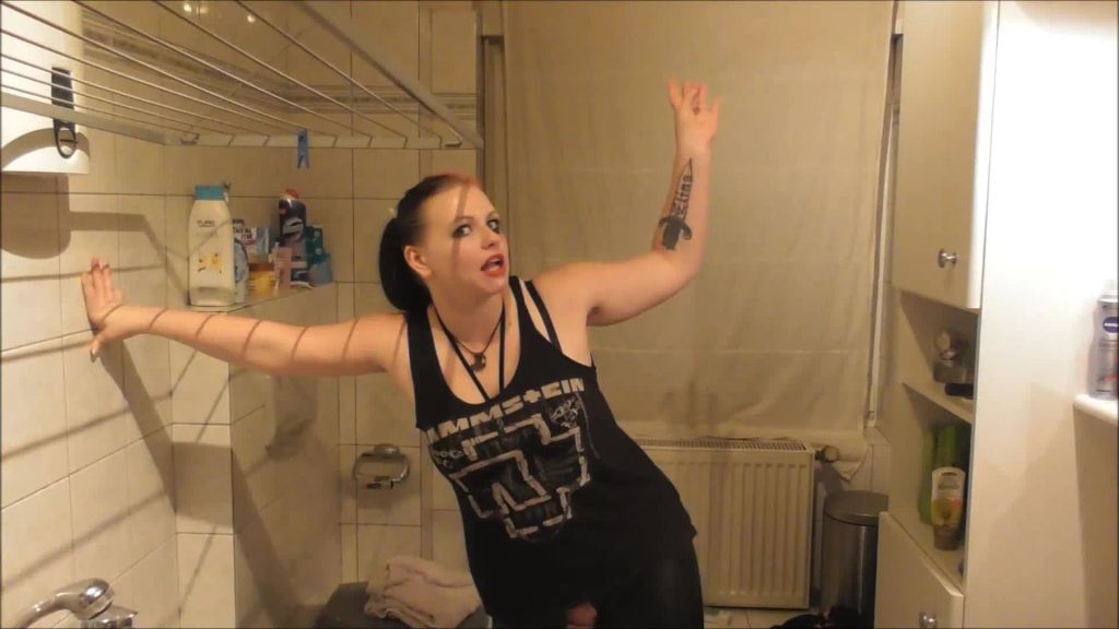 sexy foto nr. 1 von Mein erster Sklavenbesuch Teil 2: Schluck meine Pisse