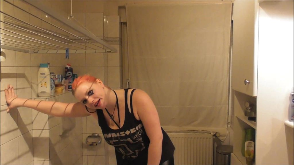 sexy foto nr. 3 von Mein erster Sklavenbesuch Teil 2: Schluck meine Pisse
