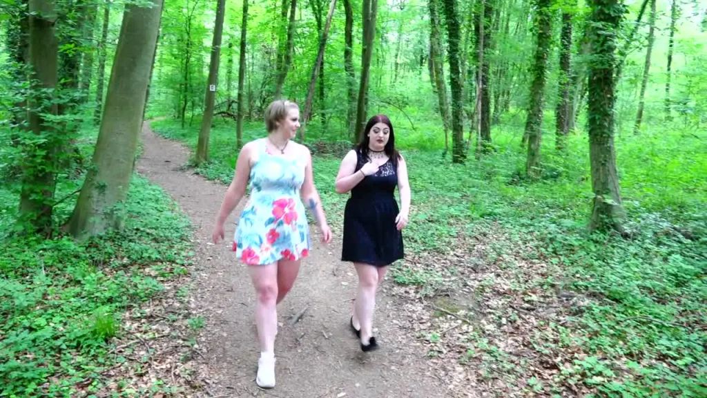 sexy foto nr. 1 von Wofür sind den Freundinnen da? Geile Lesbenaktioni n Wald