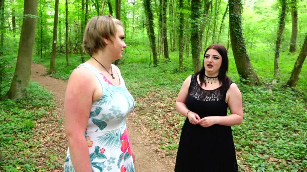 sexy foto nr. 2 von Wofür sind den Freundinnen da? Geile Lesbenaktioni n Wald