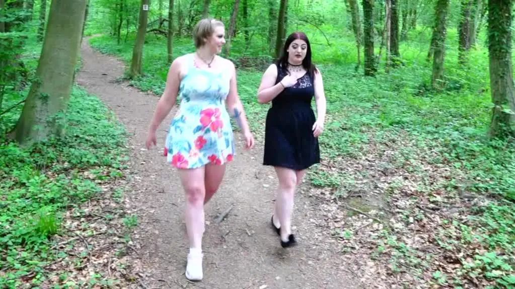 Wofür sind den Freundinnen da? Geile Lesbenaktioni n Wald