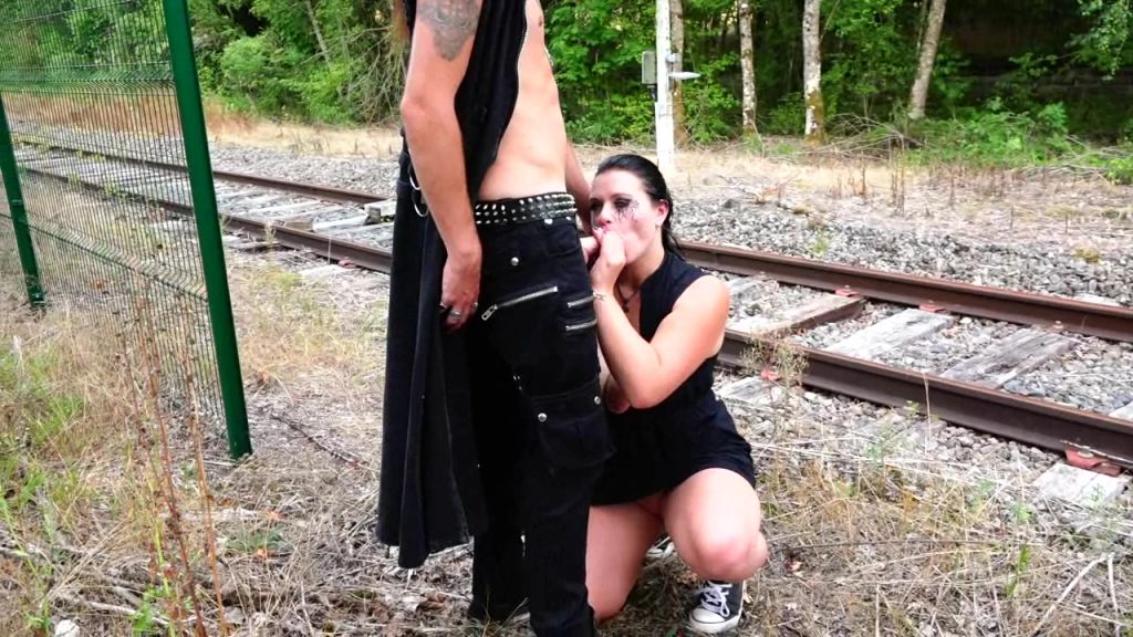 sexy foto nr. 2 von Total entgleist-Public fick an Gleisen