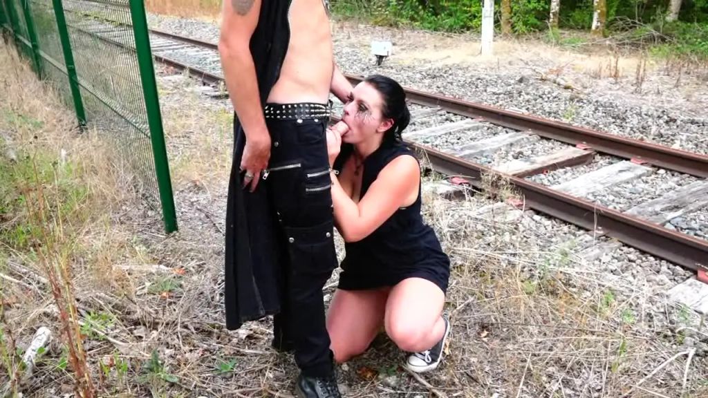 sexy foto nr. 3 von Total entgleist-Public fick an Gleisen